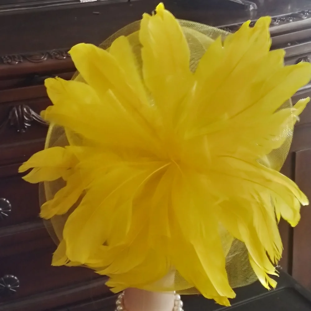 Another "Show Stopper" High Fashion Feather Fascinator With Headband and… - Picture 2 of 3